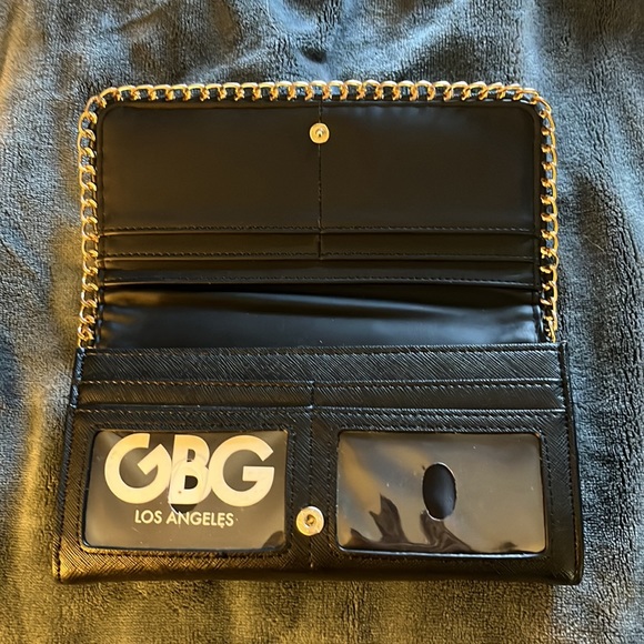 Guess purse with matching wallet. - Picture 8 of 10